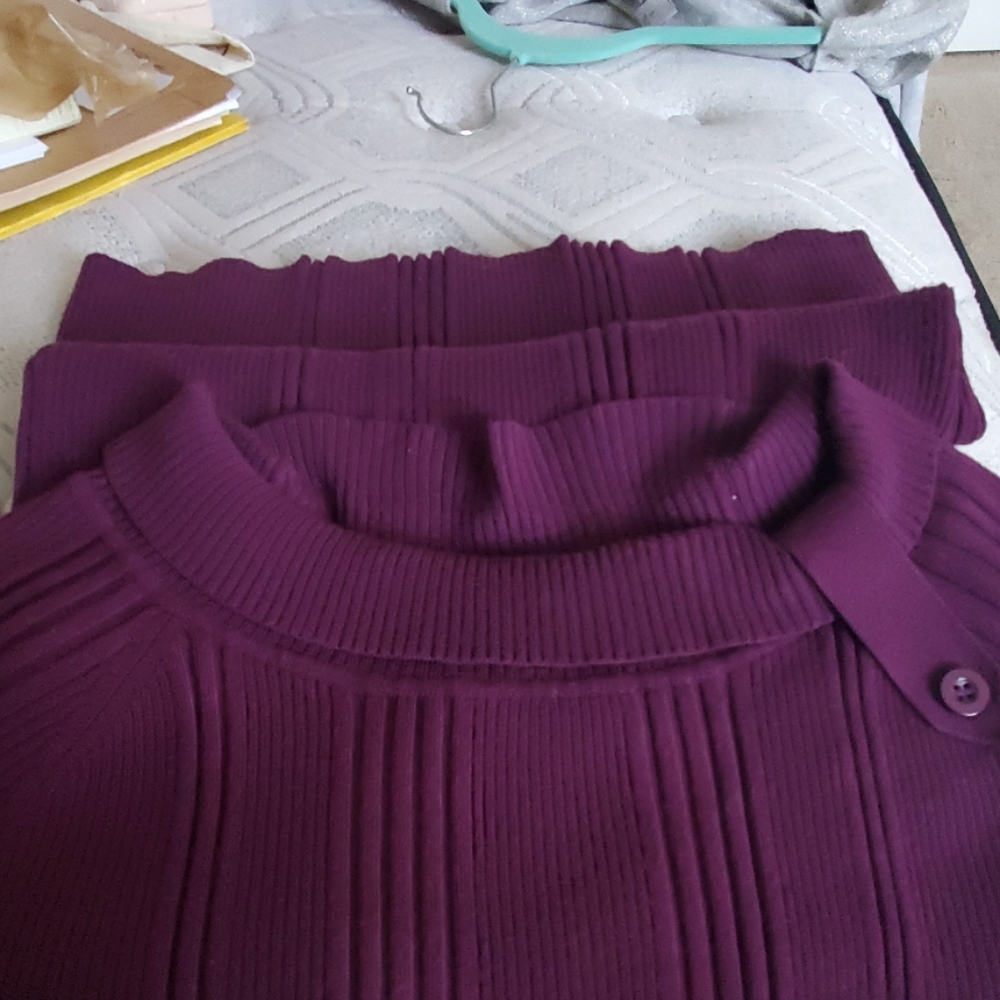 Cute cap sleeves sweater.